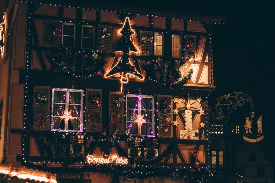 Huis versiert voor de feestdagen